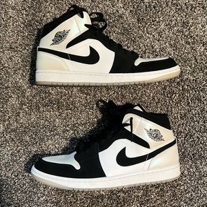 Air Jordan 1 Retro OG Diamond SE Mid - Iridescent White and Black